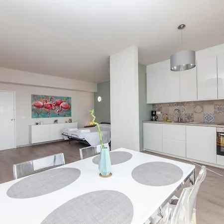 A60 - Magnolia Flat In *